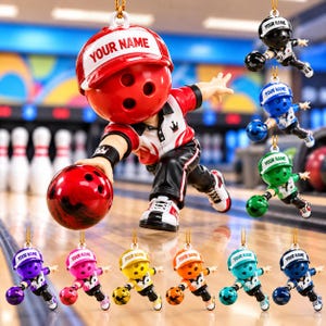 Op de afbeelding: Een collectie bowling-ornamenten met een figuur met een bowlingbal als hoofd, die een pet draagt met de tekst YOUR NAME. De figuren zijn verkrijgbaar in verschillende kleuren, waaronder rood, zwart, blauw, groen, paars, roze, geel en oranje.