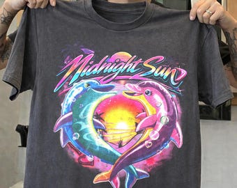 Vintage Zara Larsson Mitternachtssonne Delphin Grafik T-Shirt, Retro Pop Konzert T-Shirt