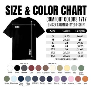 K&ouml;nnte beinhalten: Schwarzes Unisex-T-Shirt, st&uuml;ckgef&auml;rbt, mit einer Gr&ouml;&szlig;en- und Farbtabelle. Die Tabelle listet die Gr&ouml;&szlig;en S bis 4XL mit Ma&szlig;en in Zoll auf. Zu den Farboptionen geh&ouml;ren Wei&szlig;, Schwarz und verschiedene andere Farbt&ouml;ne. Der Text "SIZE & COLOR CHART" steht oben.