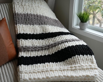 Pode incluir: Um conjunto de três canecas de cerâmica com acabamento fosco e salpicado. As canecas são em tons de creme, cinza claro e cinza escuro. Cada caneca tem um design simples e minimalista, perfeito para café ou chá.