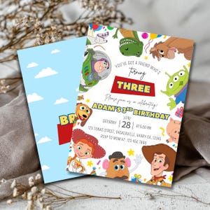 Op de afbeelding: Een verjaardagsuitnodigingskaart met stripfiguren, waaronder een space ranger, een cowboy, een cowgirl, een groen buitenaards wezen, een aardappelspeeltje en een varken. De tekst luidt: You've got a friend who's turning THREE.
