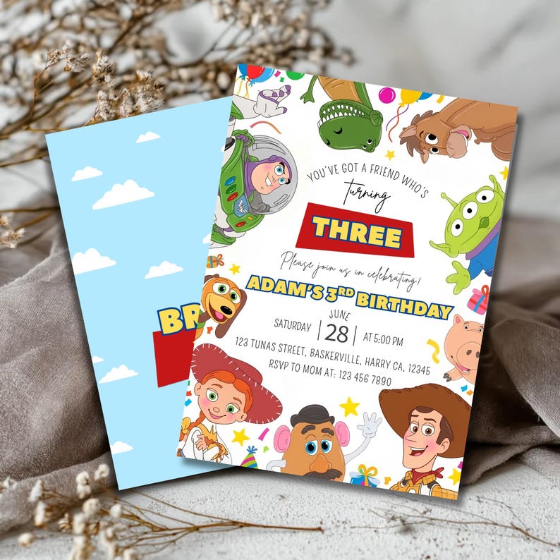Op de afbeelding: Een verjaardagsuitnodigingskaart met stripfiguren, waaronder een space ranger, een cowboy, een cowgirl, een groen buitenaards wezen, een aardappelspeeltje en een varken. De tekst luidt: You've got a friend who's turning THREE.