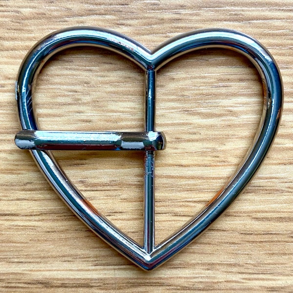 heart-shaped belt buckle, silver-tone metal, 2" wide