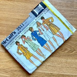 以下が含まれることがあります： ドレス、ブラウス、コート、スカート用のヴィンテージソーイングパターン。パターンはマッコールズ3511で、ミセスサイズ40用です。パターンは「気楽なパターン」というタイトルで、ステップバイステップの指示が含まれています。