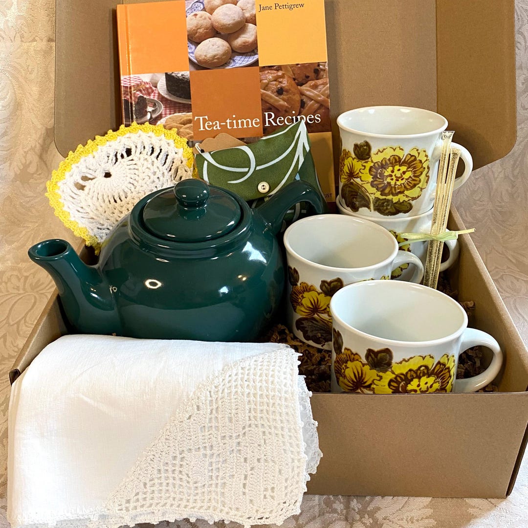 Vintage English Tea Gift Box for 4, Royal Doulton Mugs, Green Newcor ...