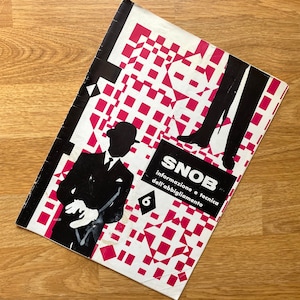 Puede incluir: Una portada de revista en blanco y negro con el título "Snob" y el texto "informazione e tecnica dell'abbigliamento" en blanco. La portada presenta una ilustración en blanco y negro de un hombre con traje y un par de piernas.