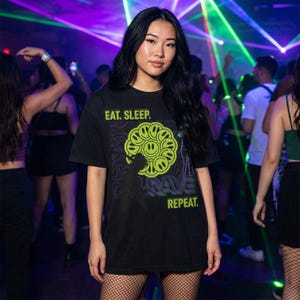 Puede incluir: Una taza de cerámica blanca con un asa negra y el texto "But First, Coffee" en negrita negra. La taza se encuentra sobre un fondo neutro, resaltando su diseño sencillo.