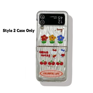 Peut inclure: Coque de t&eacute;l&eacute;phone transparente avec un motif floral et de dessin anim&eacute; color&eacute;. La coque pr&eacute;sente des fleurs rouges, jaunes et bleues, des personnages Hello Kitty et des cerises. Le texte "Hello Lucky" et "Colorful Life" est &eacute;galement visible.