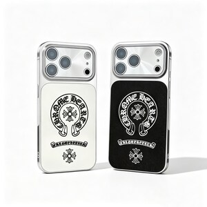 Puede incluir: Dos fundas para teléfono con marco plateado y diseño en blanco y negro. La funda blanca tiene un emblema negro con el texto "Chrome Hearts" y un diseño floral. La funda negra tiene un emblema blanco con el mismo texto y diseño.