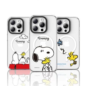 Könnte beinhalten: Transparente Handyhüllen mit Snoopy- und Woodstock-Designs. Eine Hülle zeigt Snoopy auf seinem roten Hundehäuschen, eine andere Snoopy mit Woodstock und die dritte Woodstock mit einer Blume. Die Hüllen haben schwarze Kameraringe.