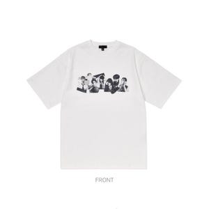 Puede incluir: Camiseta blanca de manga corta con un estampado gr&aacute;fico en blanco y negro de un grupo de personas. La palabra "FRONT" est&aacute; impresa en negro en la parte inferior de la camiseta.
