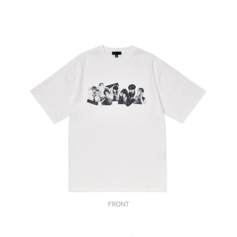 Puede incluir: Camiseta blanca de manga corta con un estampado gr&aacute;fico en blanco y negro de un grupo de personas. La palabra "FRONT" est&aacute; impresa en negro en la parte inferior de la camiseta.