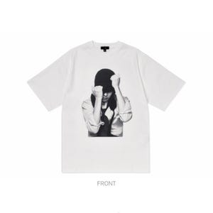 Puede incluir: Camiseta blanca de manga corta con un estampado gr&aacute;fico en blanco y negro. El gr&aacute;fico representa a una persona con las manos levantadas hacia la cabeza. La palabra "FRONT" est&aacute; impresa en la parte inferior de la camiseta.
