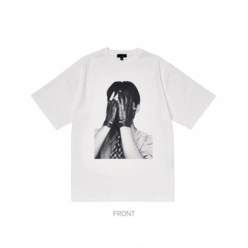 Puede incluir: Camiseta blanca de manga corta con un gr&aacute;fico en blanco y negro. El gr&aacute;fico representa a una persona con la cara cubierta por manos enguantadas. La palabra "FRONT" est&aacute; impresa en la parte inferior de la camiseta.