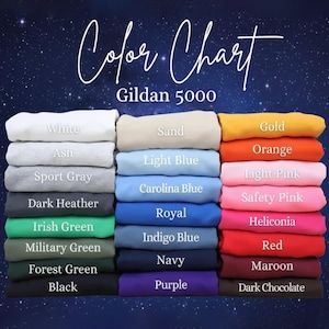 Puede incluir: Una carta de colores muestra sudaderas Gildan 5000 dobladas en varios colores. La carta incluye tonos como blanco, ceniza, gris deportivo, gris oscuro y negro. Otros colores incluyen azul claro, azul real, rojo y granate. El texto "Color Chart" est&aacute; en la parte superior.