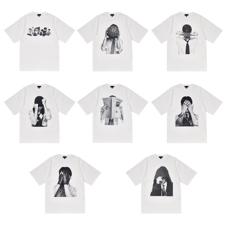 Puede incluir: Una colecci&oacute;n de camisetas blancas, cada una con un gr&aacute;fico &uacute;nico en blanco y negro. Los gr&aacute;ficos representan figuras con las manos cubriendo sus rostros, una pelota de baloncesto y un peri&oacute;dico. Las camisetas tienen mangas cortas y cuello redondo.
