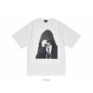 Puede incluir: Camiseta blanca de manga corta con un estampado gr&aacute;fico en blanco y negro de una persona con una chaqueta con capucha. La palabra "FRONT" est&aacute; impresa en la parte inferior.
