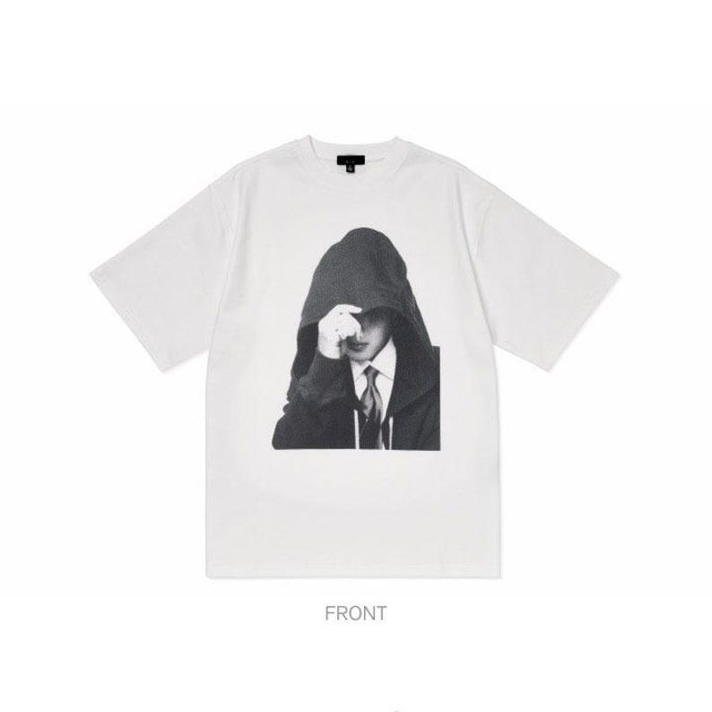 Puede incluir: Camiseta blanca de manga corta con un estampado gr&aacute;fico en blanco y negro de una persona con una chaqueta con capucha. La palabra "FRONT" est&aacute; impresa en la parte inferior.