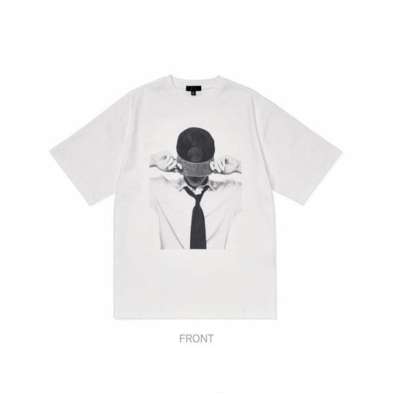 Puede incluir: Camiseta blanca con un gr&aacute;fico en blanco y negro de una persona con los ojos vendados y corbata. La palabra "FRONT" est&aacute; impresa en la parte inferior de la camiseta.