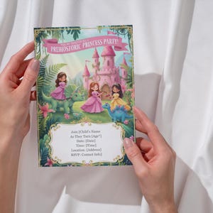 Könnte beinhalten: Eine rechteckige Einladungskarte mit dem Text "PREHISTORIC PRINCESS PARTY!" zeigt Illustrationen von Prinzessinnen, Dinosauriern und einem Schloss. Die Karte enthält Platz für Party-Details. Das Farbschema ist rosa, grün und gold.