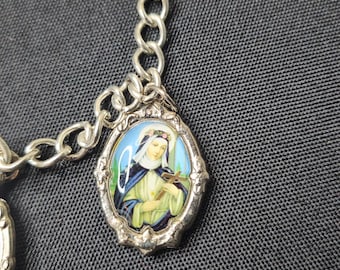 Armband met bedels van de Maagd Maria en Goddelijke Barmhartigheid