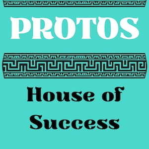 以下が含まれることがあります： ターコイズブルーの背景に、大きな白い文字で「PROTOS」と書かれています。単語の上と下には、黒い幾何学的なボーダーデザインがあります。単語の下には、黒で「House of Success」というテキストがあります。