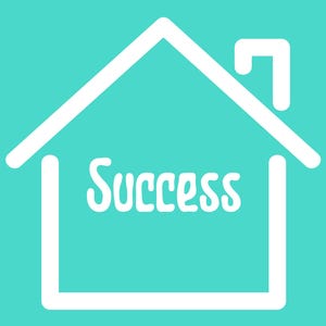 以下が含まれることがあります： ターコイズブルーの背景に、中に「Success」の文字が入った白い家の線画。家の輪郭は、屋根、壁、煙突で構成されています。
