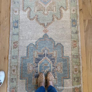 Vintage Oushak loper 3 x 8, 3 x 12 – handgeknoopte loper in Turkse stijl – pastelblauw beige wollen vloerkleed – boho keukenloper entree