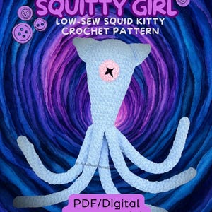 Op de afbeelding: Een lichtblauw gehaakte inktvis-katje met een roze oog en zwart sterdetail, met meerdere tentakels. De afbeelding bevat de tekst "SQUITTY GIRL LOW-SEW SQUID KITTY CROCHET PATTERN" en "PDF/Digital pattern only!" op een wervelende blauwe en paarse achtergrond.