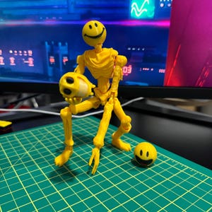 3D-printad ledad VERITY-figur, självlysande, utbytbara huvuden (19-24 cm)
