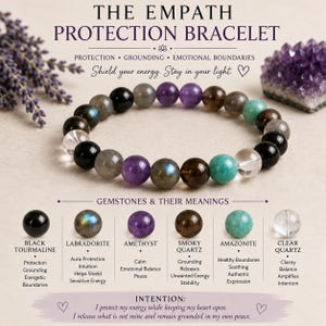 Puede incluir: Una pulsera de cuentas con turmalina negra, labradorita, amatista, cuarzo ahumado, amazonita y cuarzo transparente. La imagen incluye el texto THE EMPATH PROTECTION BRACELET y enumera los significados de las gemas y las intenciones.