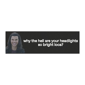 Puede incluir: Un gráfico rectangular negro con el texto "why the hell are your headlights so bright loca?" y un hombre sonriente con pelo largo y oscuro. El texto es blanco.