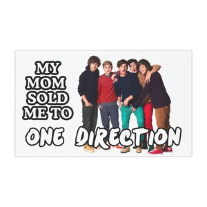 Könnte beinhalten: Ein rechteckiges Poster mit einer Gruppe von fünf jungen Männern, die zusammenstehen, mit dem fetten schwarzen Text MY MOM SOLD ME TO ONE DIRECTION auf der linken Seite und unten. Die Personen tragen lässige Pullover, Kapuzenpullover und Hosen.