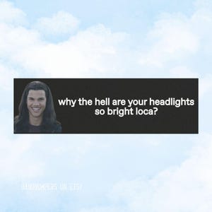 ¿Por qué diablos tus faros son tan brillantes? Imán para coche Loca / Calcomanía divertida de meme de vampiro de los 2000, versión 1