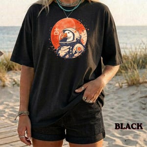 Japanese Minimalist 1950s Retro Space Goose Good Luck Kanji T-Shirt Vintage Sci Fi Aesthetic Lucky Symbol Graphic Tee Mid Century Style
