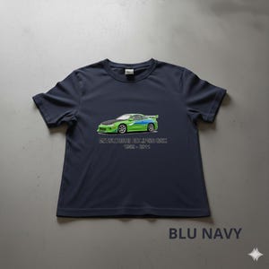 Può includere: T-shirt blu navy con grafica di un'auto verde e blu e la scritta "MITSUBISHI ECLIPSE GSX 1990-2011". La maglietta è realizzata in materiale morbido ed è adatta per un abbigliamento casual.