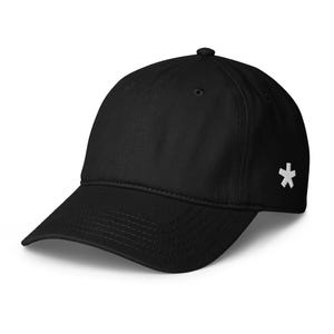 Può includere: Cappellino da baseball nero con visiera curva. Il cappellino presenta un logo a forma di asterisco bianco sul lato. Realizzato in tessuto resistente, ha uno stile classico e casual.