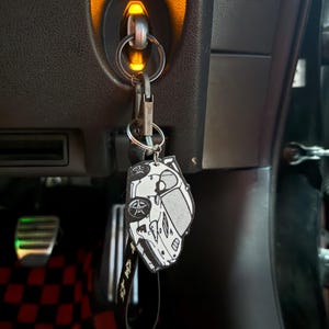 Peut inclure: Ensemble de trois tasses en céramique avec une finition mate et mouchetée. Chaque tasse présente une couleur différente : bleu clair, crème et gris. Les tasses ont un design simple et moderne avec une anse confortable.