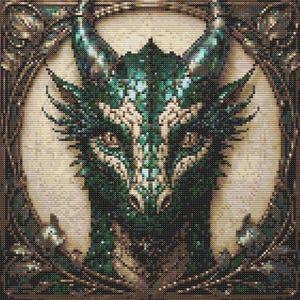 Puede incluir: Una pintura de diamantes cuadrada que muestra una cabeza de dragón detallada en tonos verde esmeralda, azul verdoso y crema. El dragón está enmarcado por un borde circular de follaje marrón y verde. La imagen está compuesta por pequeñas cuentas.