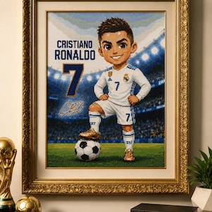 Puede incluir: Un cuadro de pintura de diamantes con una ilustración estilo caricatura de Cristiano Ronaldo con la equipación blanca del Real Madrid y el número 7, de pie en un campo de fútbol con un balón bajo el pie. El texto dice Cristiano Ronaldo y CR7.