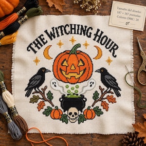 Puede incluir: Un patrón de punto de cruz sobre tela blanca con el texto THE WITCHING HOUR, una calabaza naranja, dos cuervos negros, un caldero verde burbujeante, una calavera y estrellas. Una tarjeta indica 187 x 187 puntadas y 28 colores DMC.