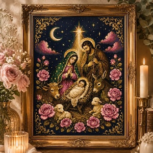 Puede incluir: Una obra de punto de cruz enmarcada que representa una escena de natividad con María, José y el niño Jesús en un pesebre. El fondo azul oscuro presenta una estrella brillante, una luna creciente y rosas rosadas que rodean las figuras.