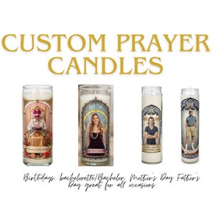 Puede incluir: Velas de oración personalizadas con fotos. La imagen muestra cuatro velas blancas en frascos de vidrio, cada una con una foto y un borde decorativo diferente. El texto en la parte superior dice "CUSTOM PRAYER CANDLES". El texto inferior dice "Cumpleaños, despedida de soltera/soltero, Día de la Madre, Día del Padre, ideal para todas las ocasiones."