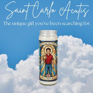 Peut inclure: Une bougie de prière en verre avec une image de Saint Carlo Acutis, avec le texte "Saint Carlo Acutis" et "Le cadeau unique que vous recherchez." Le fond est bleu et blanc avec des nuages.
