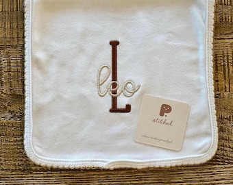 名入れ刺繍入りベビー用げっぷ布 | 新生児必需品、名前入り
