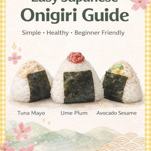 以下が含まれることがあります： 「Easy Japanese Onigiri Guide」と題されたイラスト付きガイド。ツナマヨ、梅、アボカドセサミの3つのライスボールが描かれています。シンプルさ、健康、初心者向けを強調し、日本のフードスタイルをテーマにしています。