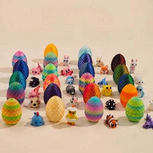 Pode incluir: Uma coleção de pequenos ovos texturizados em estilo dragão de cores vivas e várias figuras de animais em miniatura. Os ovos apresentam escamas e cores em degradê, enquanto as figuras incluem diversas criaturas como coelhos, peixes e pássaros.
