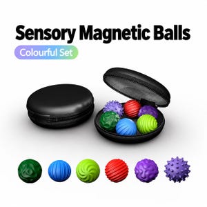 Op de afbeelding: Sensory Magnetic Balls Colourful Set. Een zwarte etui met ritssluiting bevat zes kleine, getextureerde, veelkleurige bollen in rood, blauw, groen, paars en limoengroen. Zes afzonderlijke bollen worden onder de etui weergegeven voor duidelijkheid.