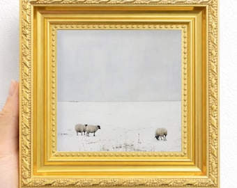 Winter schapen landschap olieverfschilderij minimalistische sneeuw veld muur kunst rustieke boerderij decor gouden lijst cadeau voor liefhebbers van landhuis
