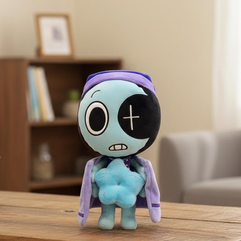 Pode incluir: Uma boneca de pel&uacute;cia com um rosto azul claro, um olho preto e branco e um design de meia-lua. A boneca usa uma capa roxa e segura uma estrela azul. A boneca tem um chap&eacute;u roxo e um corpo azul.